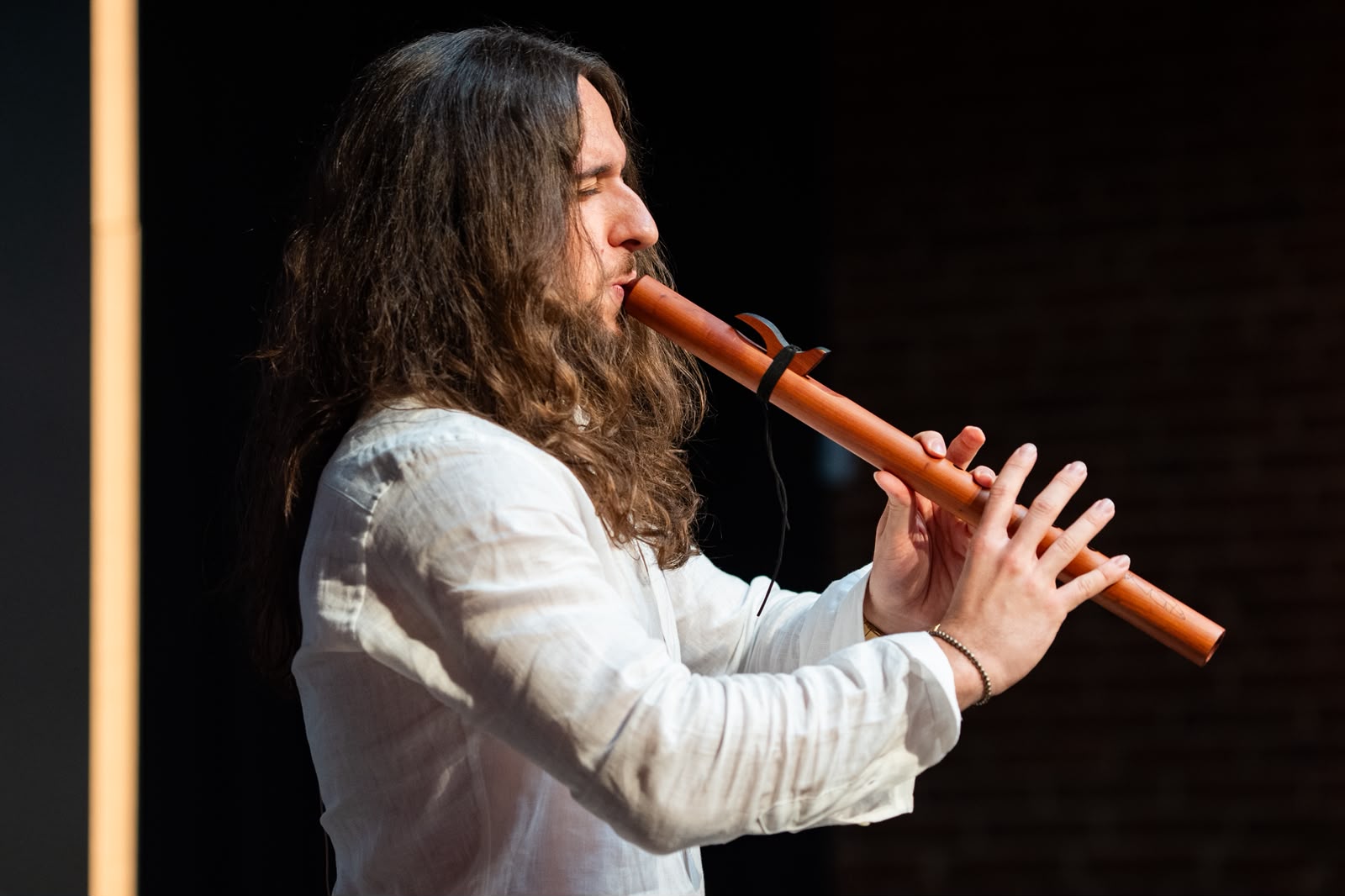 Diego Navanaiz tocando una flauta nativa de madera